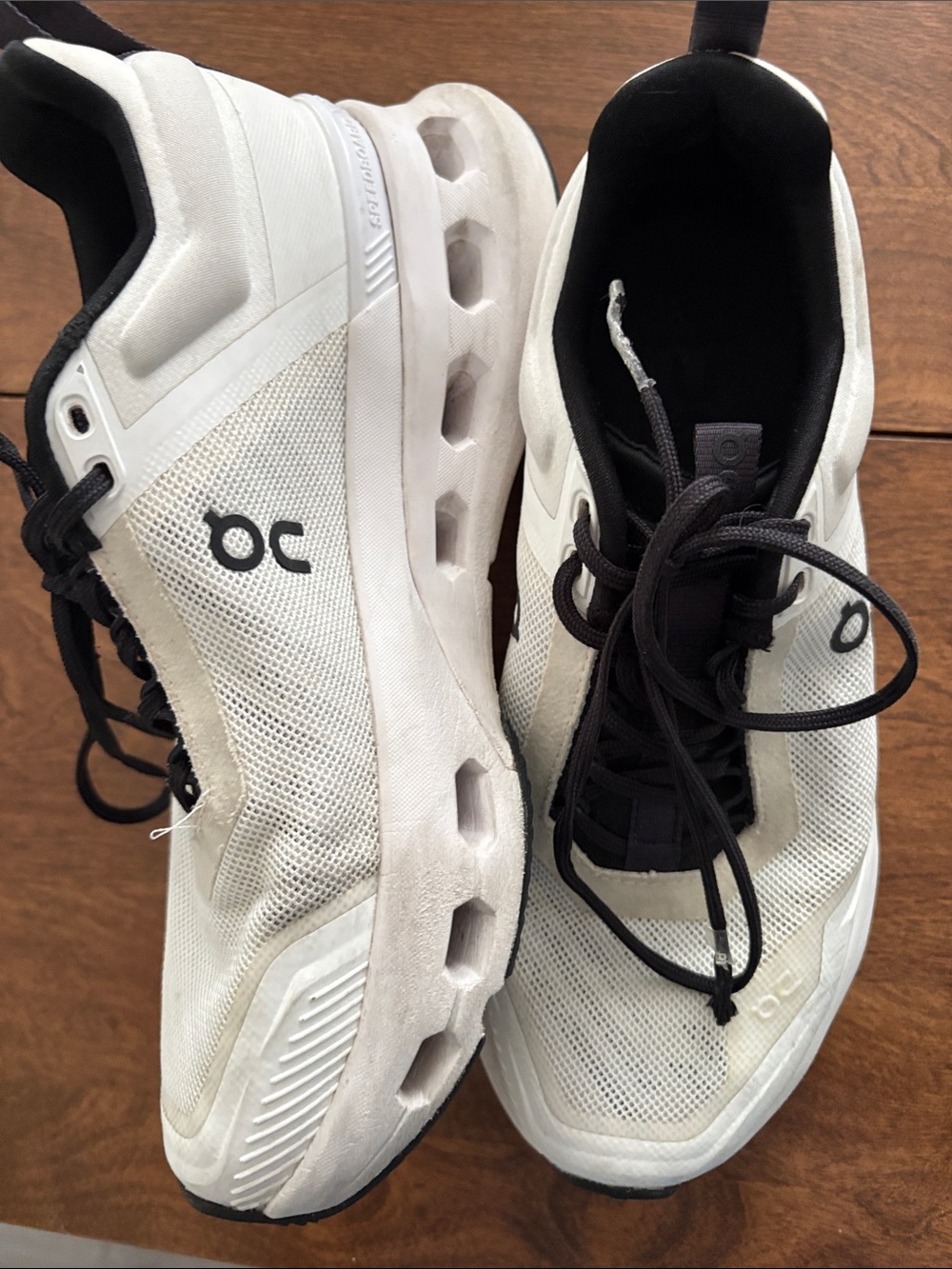 ON CLOUDs Lightweight White and Black women’s Running Sneakers - Picture 4 of 4